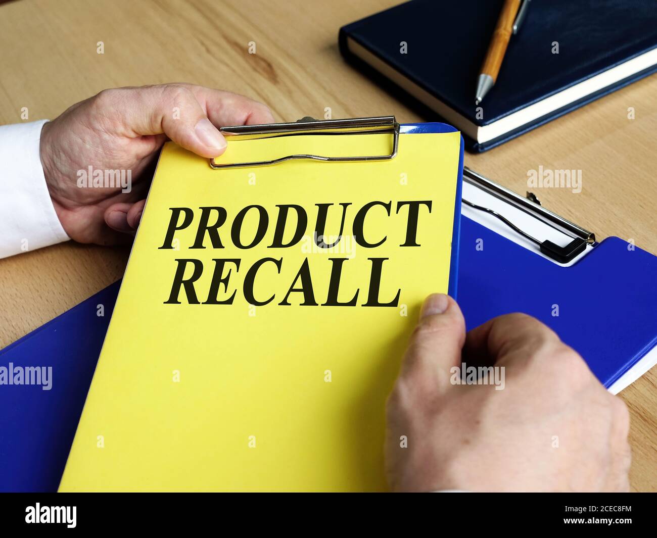 Der Manager speichert die Dokumente über den Produktrückruf. Stockfoto