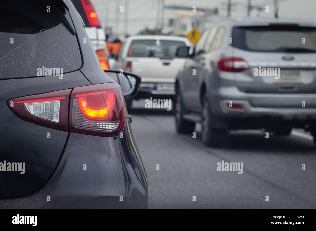Moderne LED-Rückleuchten, graues Auto. Stockfoto