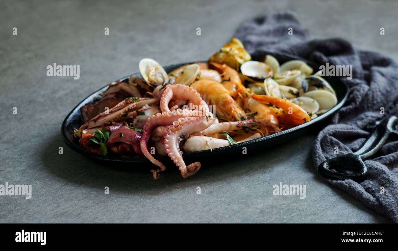 Mit Oktopus, Austern und Garnelen serviette Platte Stockfoto
