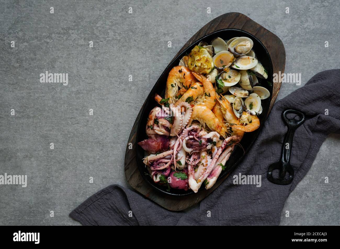 Mit Oktopus, Austern und Garnelen serviette Platte Stockfoto