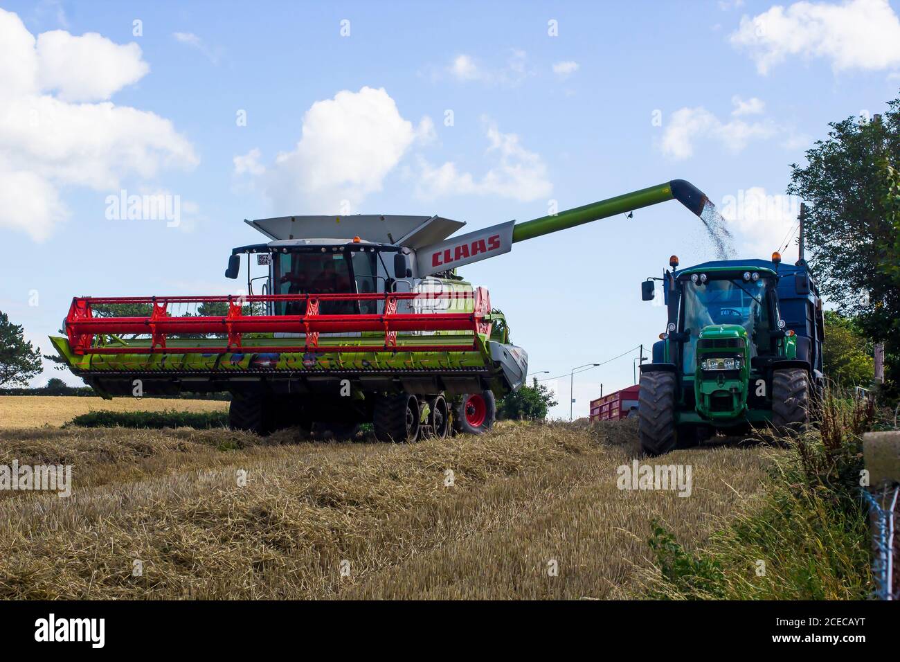 Am 31. August 2020 Entlädt Ein Claas Lexion 570 Mähdrescher Getreide in einen großen Anhänger auf einem Gerstenfeld im Bangor County Down Northern Ireland Stockfoto