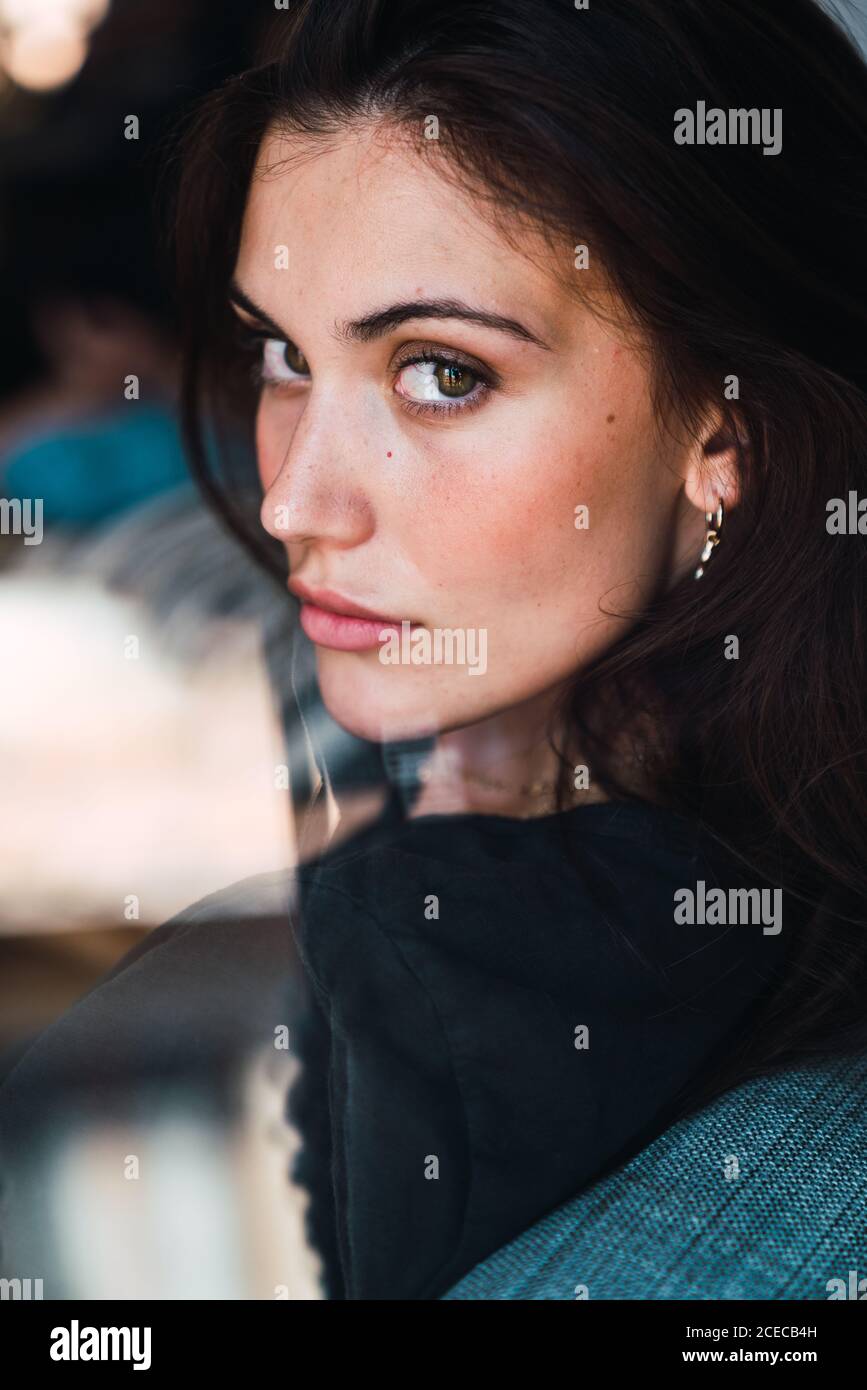 Junge Frau, die auf einem Stuhl sitzt Stockfoto