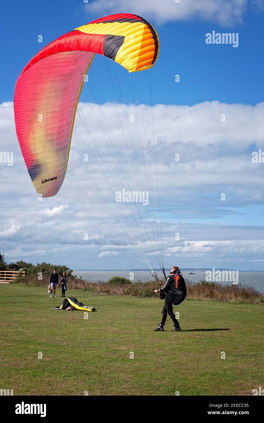 Kite Pilot Vorbereitung auf den Start auf der Downs Beltinge Kent Großbritannien Stockfoto