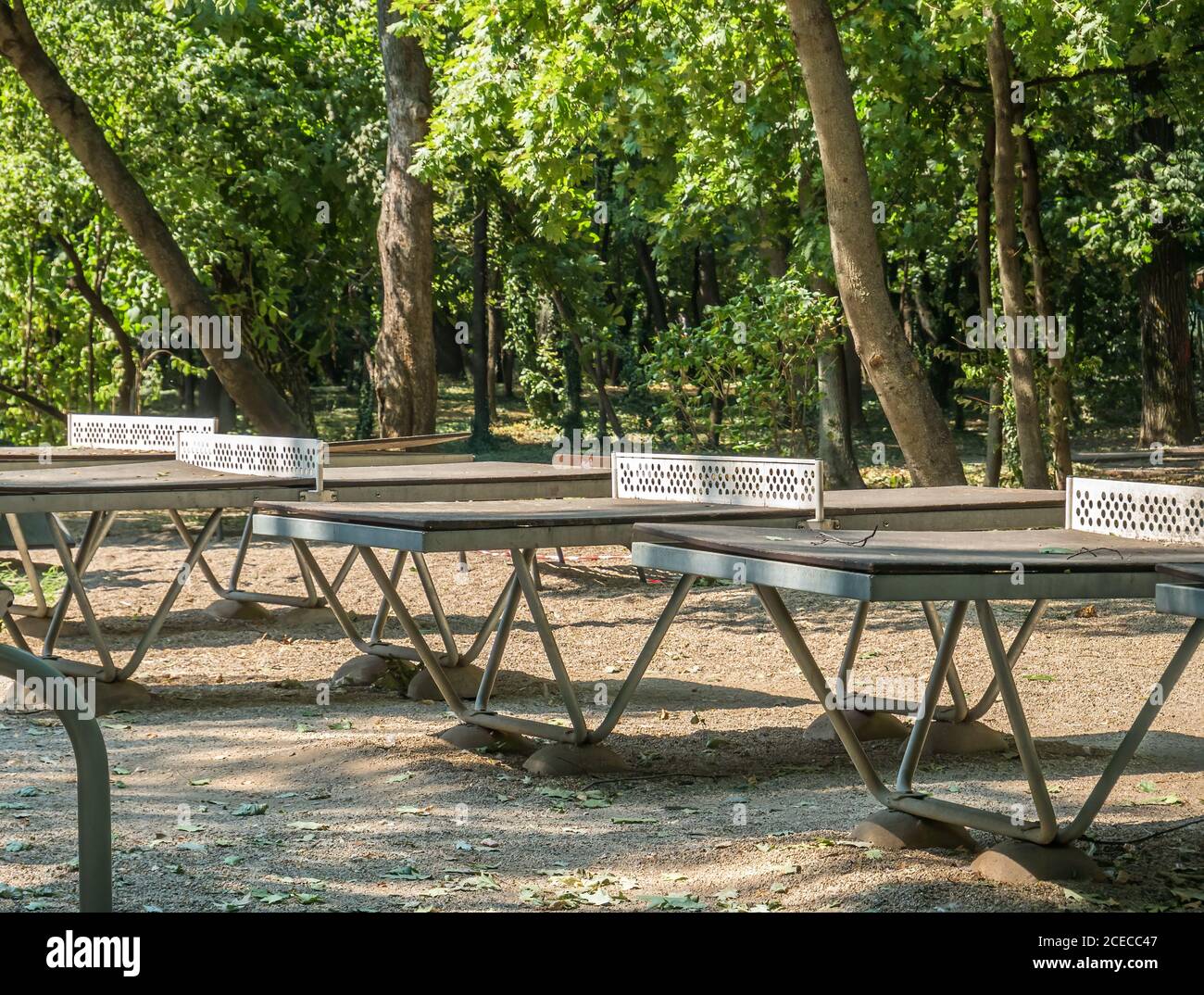 Abgenutzte Tischtennisplatten im Herestrau Park, Bukarest... Draußen Metalltische für Tennis. Stockfoto