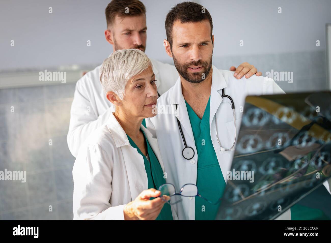 Gruppe von Arzt, der CT-Scan im Krankenhaus, um Diagnose zu machen Stockfoto