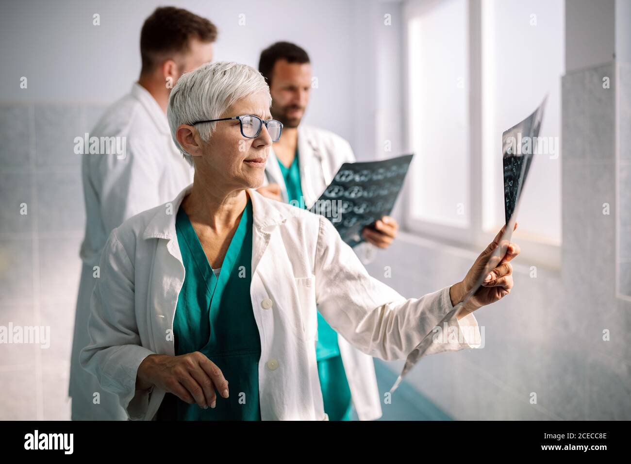 Gruppe von Arzt, der CT-Scan im Krankenhaus, um Diagnose zu machen Stockfoto
