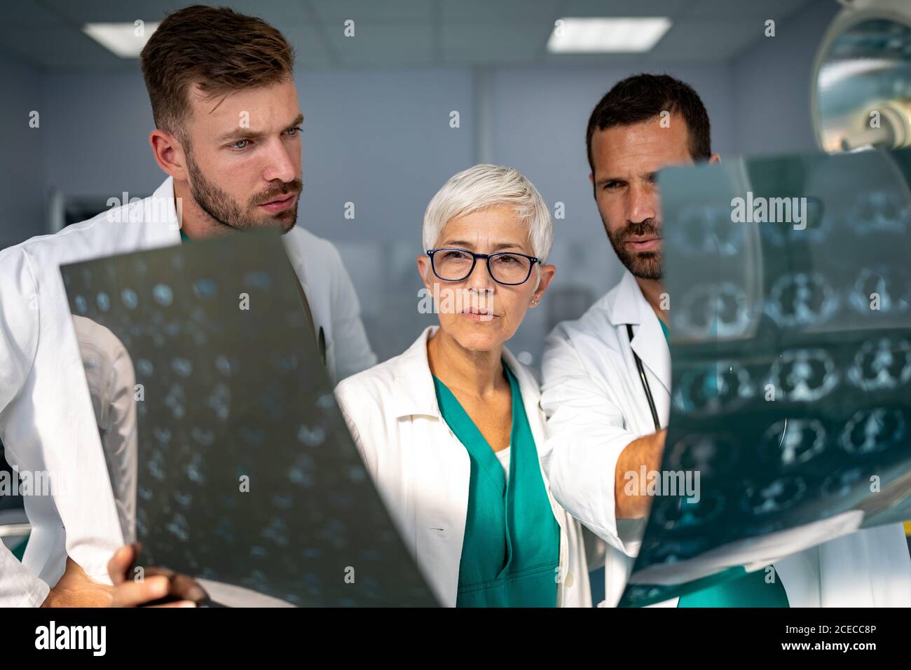 Gruppe von Arzt, der CT-Scan im Krankenhaus, um Diagnose zu machen Stockfoto