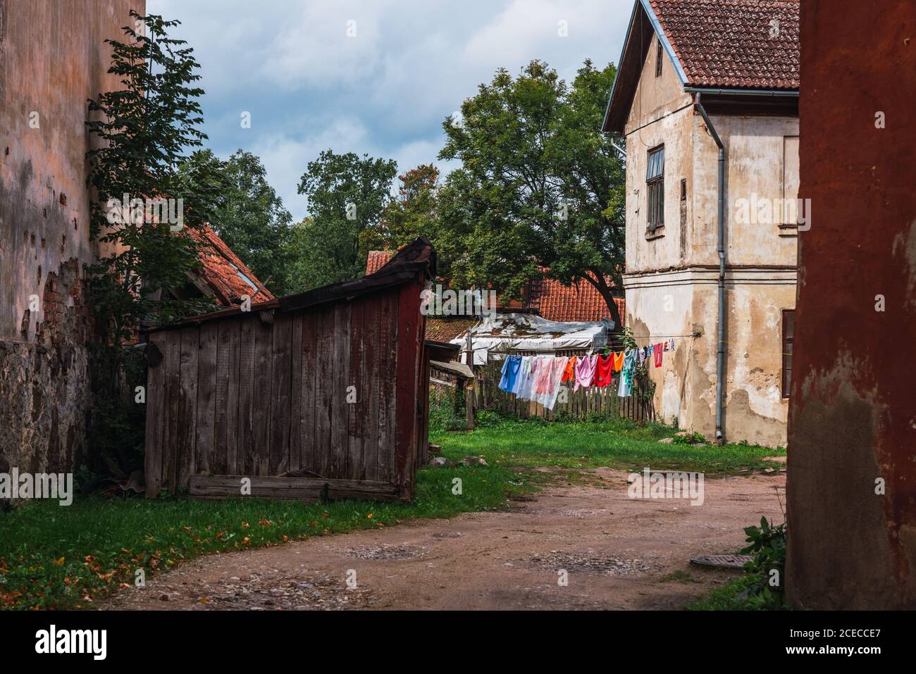 Wundervolle Aussicht auf bunte Kleidung, die im Hof am Seil hängt Unter schäbigen Häusern in kleiner Siedlung Stockfoto
