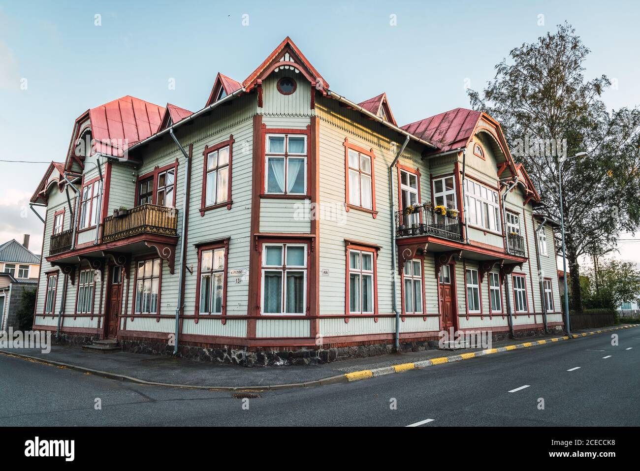 Fenster und Zierdach des Gebäudes Stockfoto