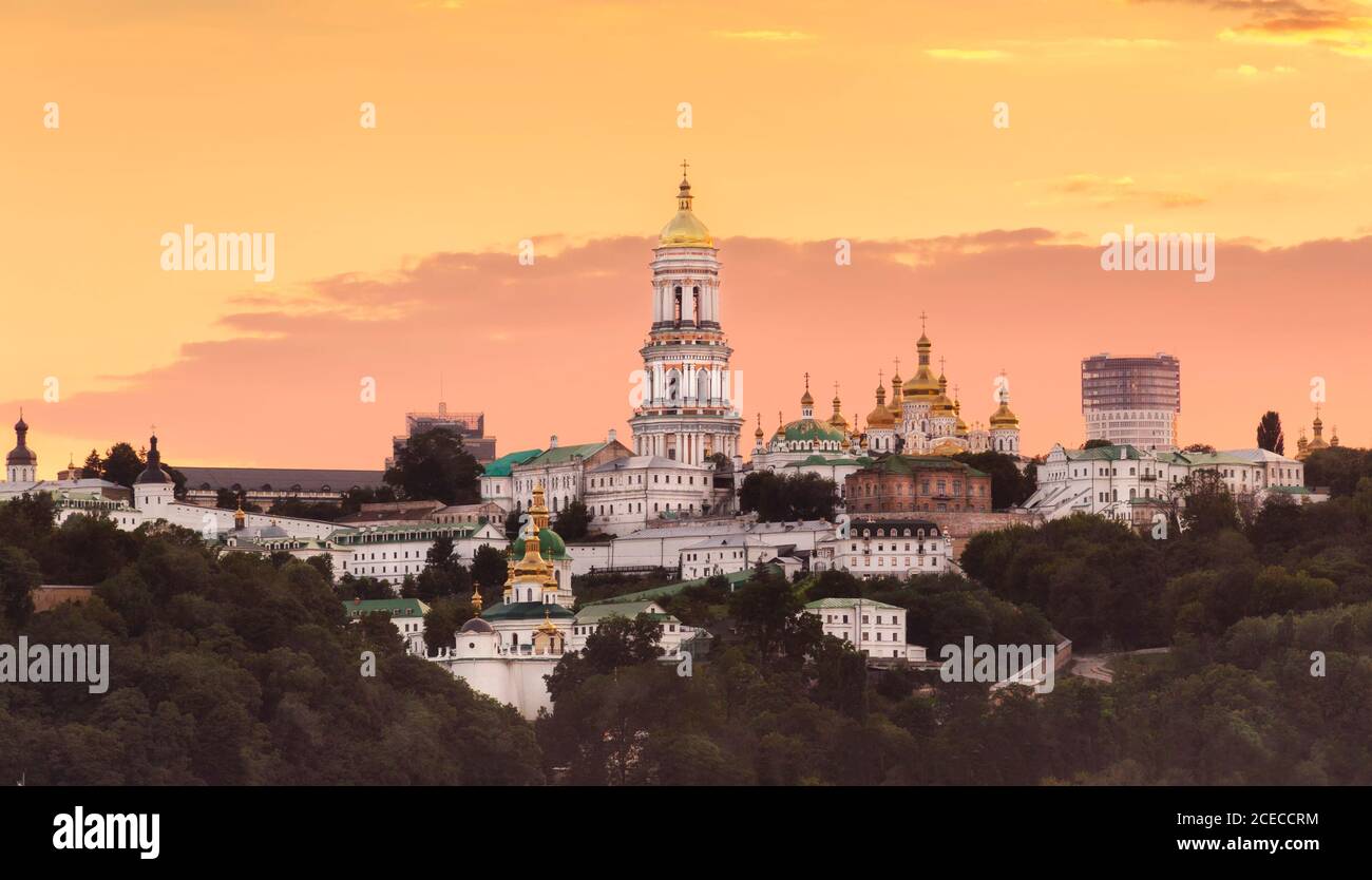 Schöne Aussicht auf Kiew Pechersk Lavra bei Sonnenuntergang in Kiew, Ukraine Stockfoto