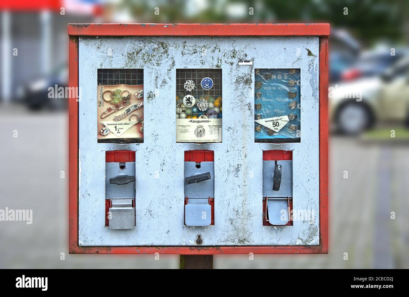 08/30/2020, Schleswig, eine altmodische Kaugummimaschine, teilweise noch mit D-Mark Preisen, in einem schmutzigen, unhygienischen Zustand. Weltweite Nutzung Stockfoto