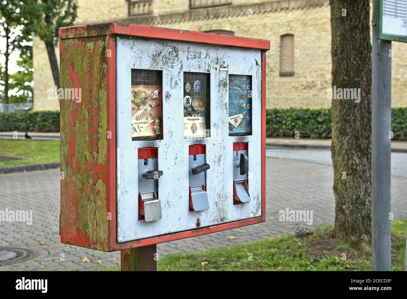08/30/2020, Schleswig, eine altmodische Kaugummimaschine, teilweise noch mit D-Mark Preisen, in einem schmutzigen, unhygienischen Zustand. Weltweite Nutzung Stockfoto