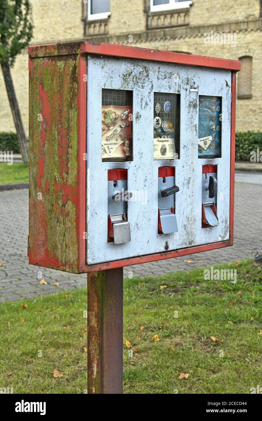 08/30/2020, Schleswig, eine altmodische Kaugummimaschine, teilweise noch mit D-Mark Preisen, in einem schmutzigen, unhygienischen Zustand. Weltweite Nutzung Stockfoto