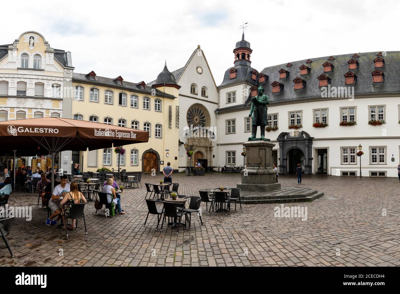 Koblenz, RP - 1. August 2020: Der Jesuitenplatz in Koblenz mit seinen historischen Gebäuden und Straßencafés Stockfoto