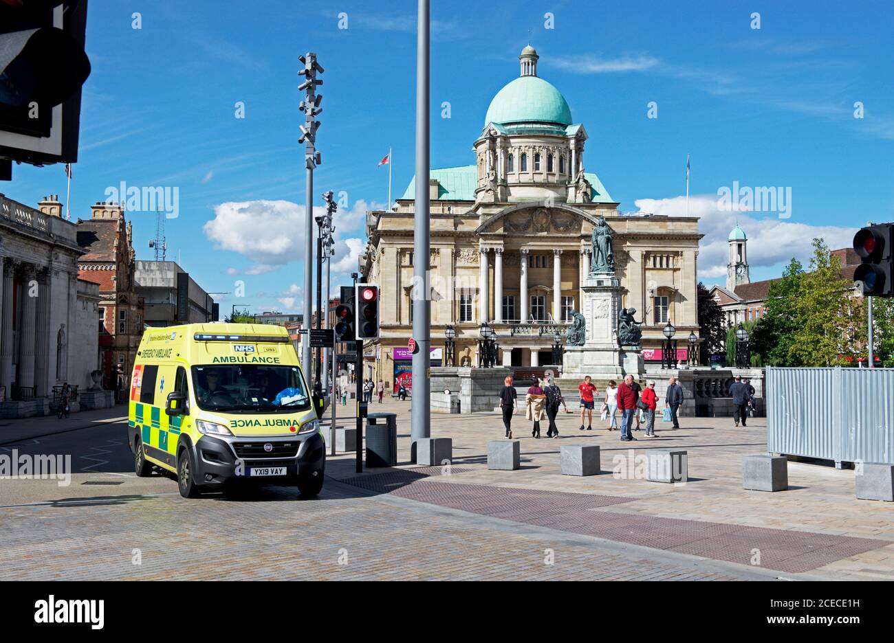 Krankenwagen am Queen Victoria Square, Hull, Humberside, East Yorkshire, England Stockfoto