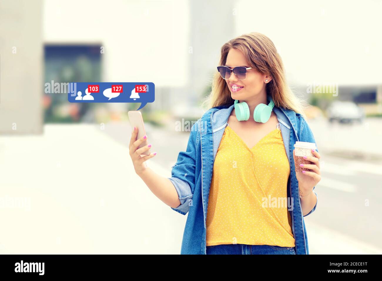 Trendige Mode Influencer Frau mit Spaß im Freien mit neuen sozialen Mobile Media-App Stockfoto