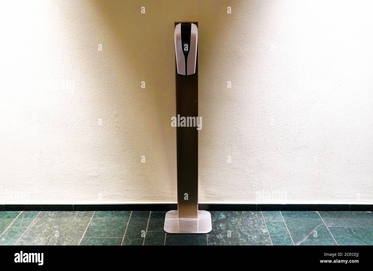 Freihändige Desinfektionsstation, aktuelle Hotels, Büro, Banken Ausrüstung in Italien. Stockfoto