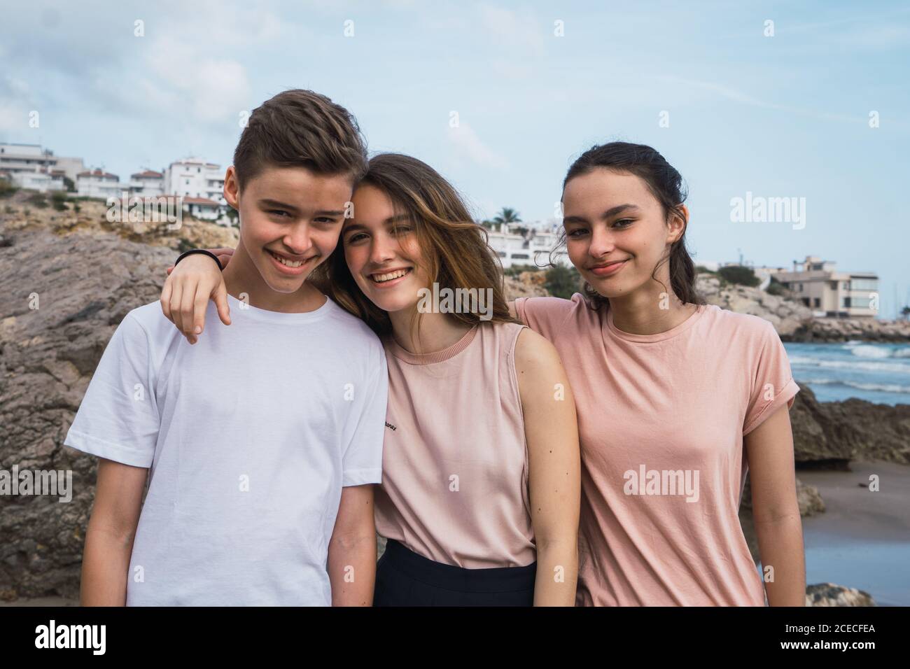 Eine Gruppe von Teenagerfreunden, die im Sommer zusammen rumhängen Stockfoto