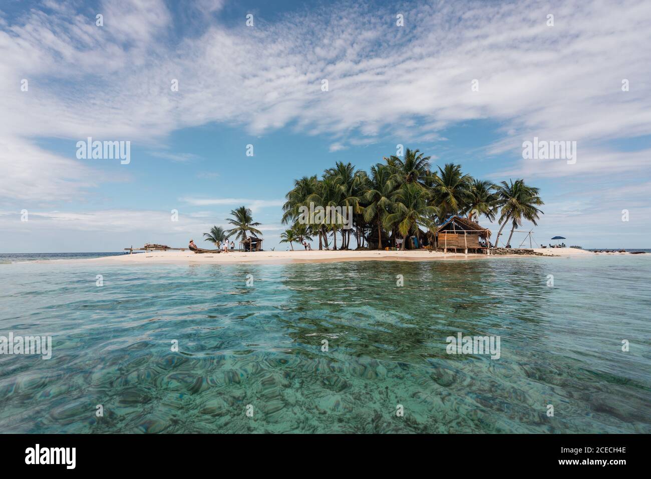 Malerischer Blick auf tropische Bäume, Sandstrand und Bau zwischen Meer und blauem Himmel in San Blas Inseln, Panama Stockfoto