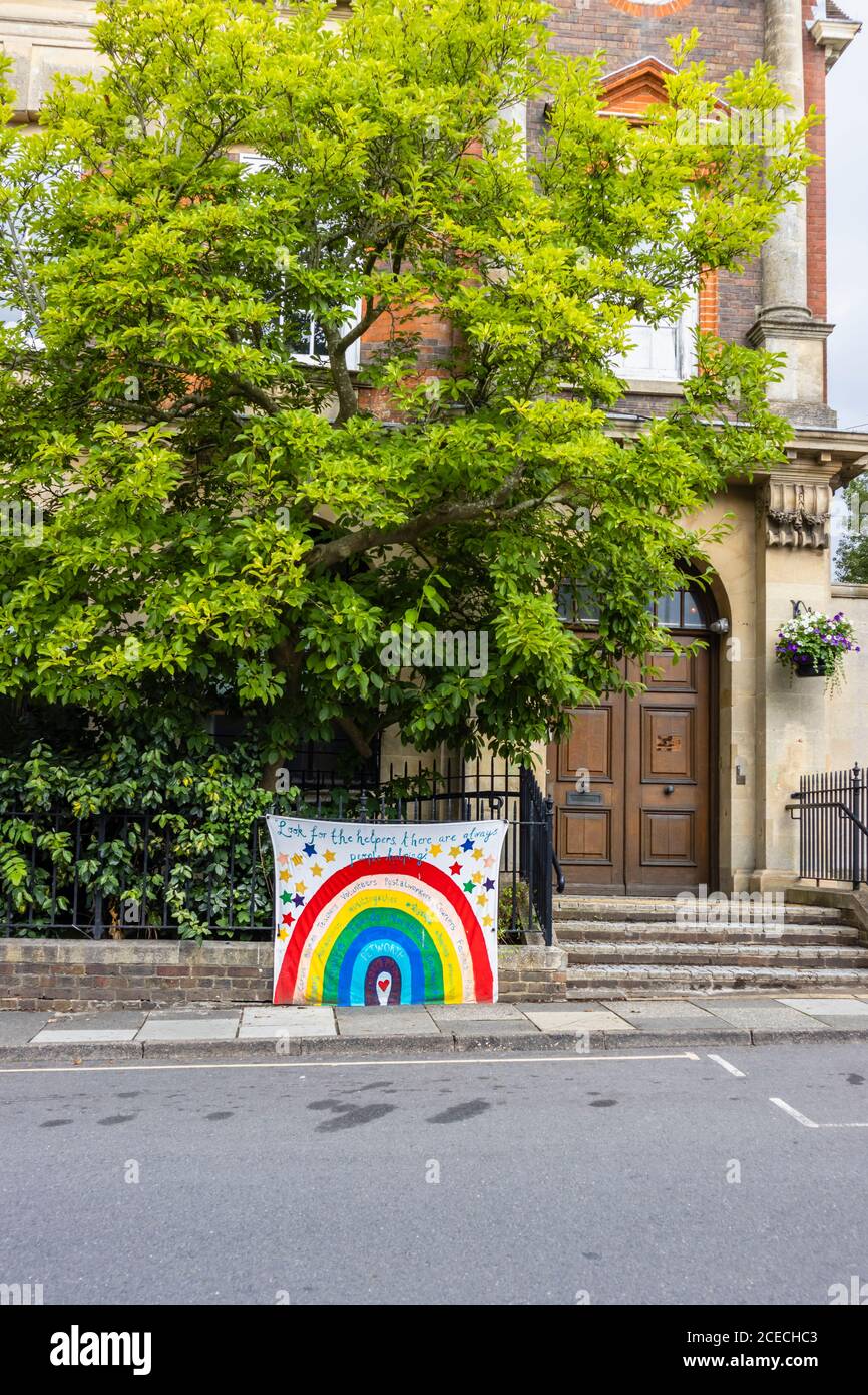 Banner der Coronavirus-Pandemie: banner des regenbogens zur Danksagung der Schlüsselarbeiter in Petworth, einer Stadt in West Sussex, Südostengland Stockfoto