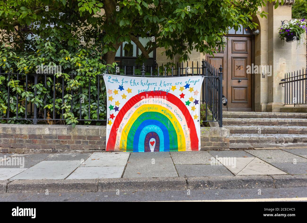 Banner der Coronavirus-Pandemie: banner des regenbogens zur Danksagung der Schlüsselarbeiter in Petworth, einer Stadt in West Sussex, Südostengland Stockfoto