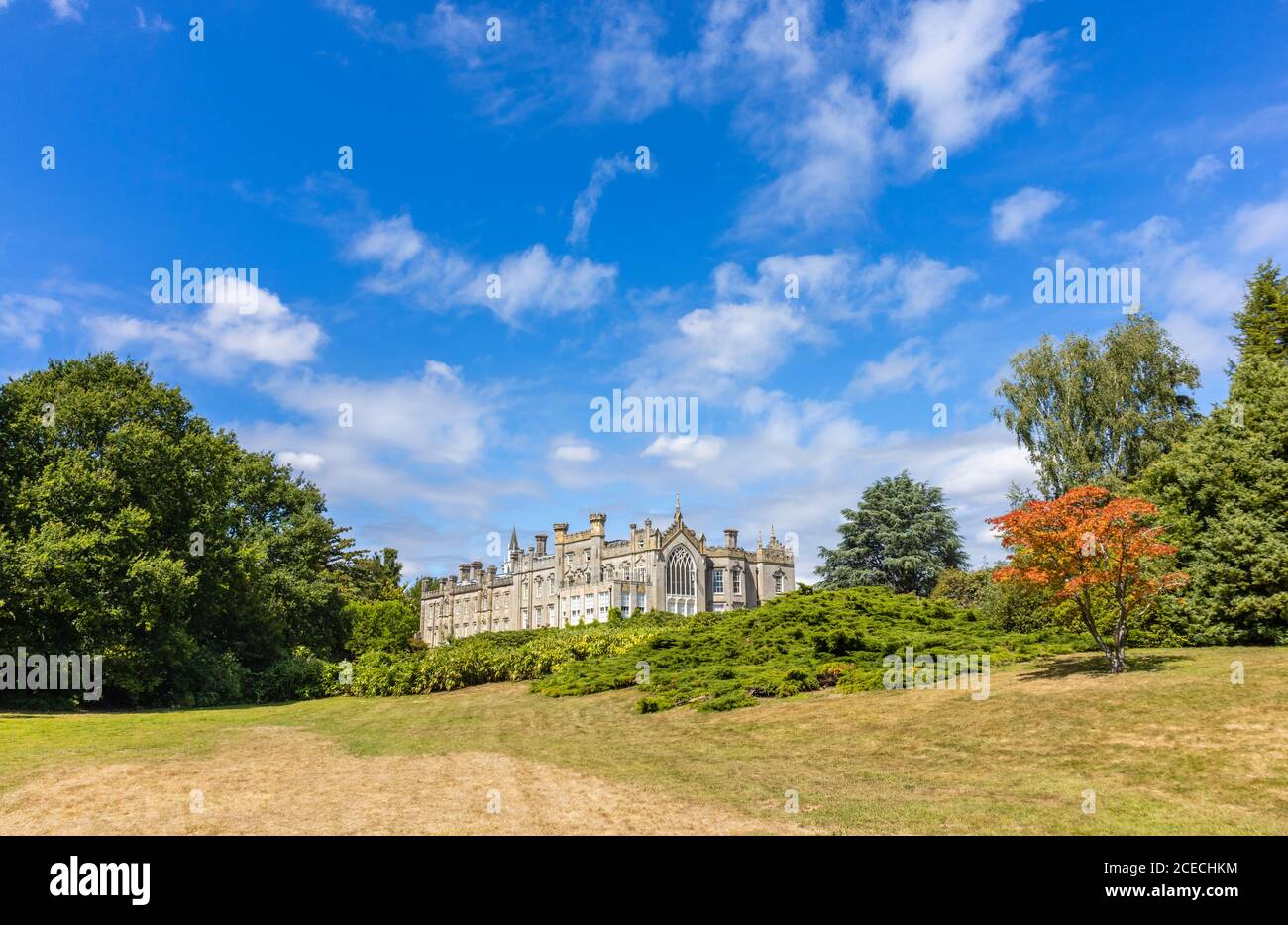 Sheffield Park House vom Sheffield Park Garden aus gesehen, einem informellen Landschaftsgarten von Capability Brown in East Sussex, in der Nähe von Haywards Heath, England Stockfoto