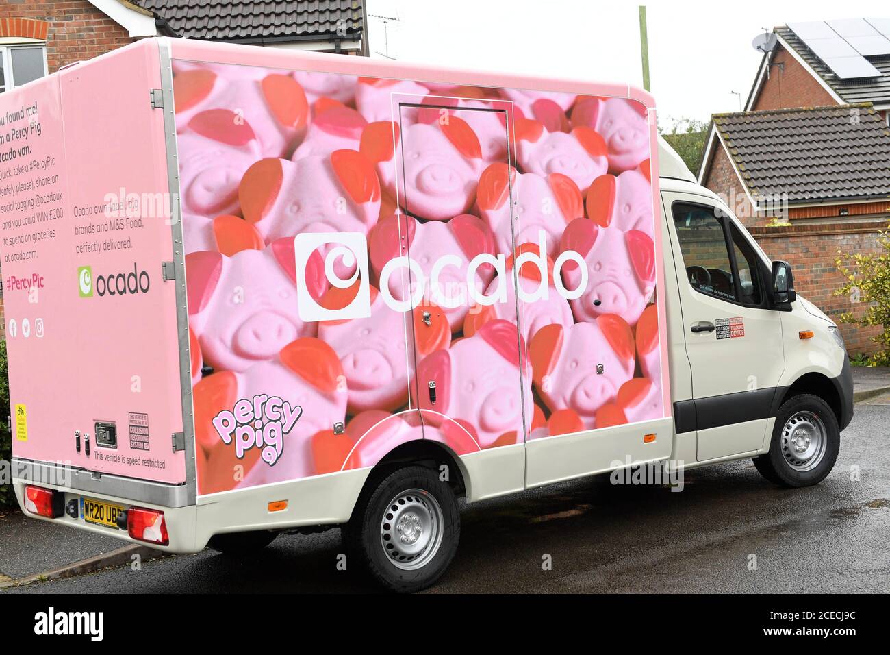 Eine Flotte von Percy Pig Lieferwagen in limitierter Auflage wird vorgestellt, da Ocado die komplette M&S Food-Produktpalette ab heute, dem 1. September, auf der Website des Online-Supermarkts präsentiert. Stockfoto