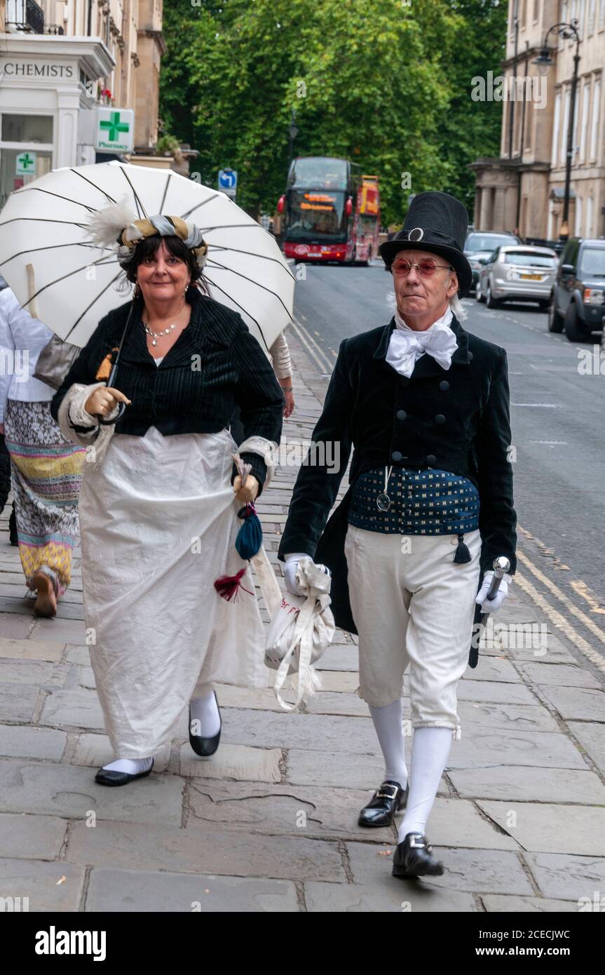 Ein Paar in historischen Kleidern zu Jane Austens Zeit, das an der Jane Austen Woche in der römischen Stadt Bath in Großbritannien teilnahm. Jane Austin ist eine englische n Stockfoto