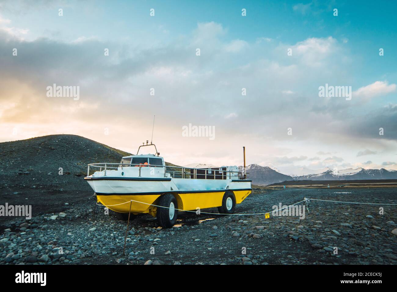 Bunte Amphibien Segelboot mit Rädern auf Schottergrund in den Bergen von Island geparkt. Stockfoto