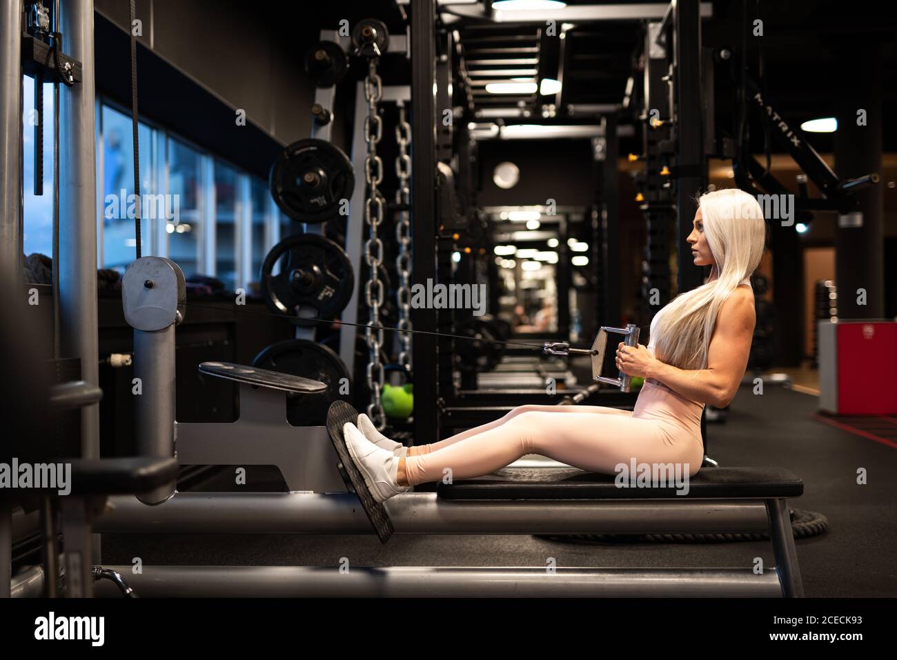 Athletische Frau, die an Trainingsgeräten trainiert Stockfoto