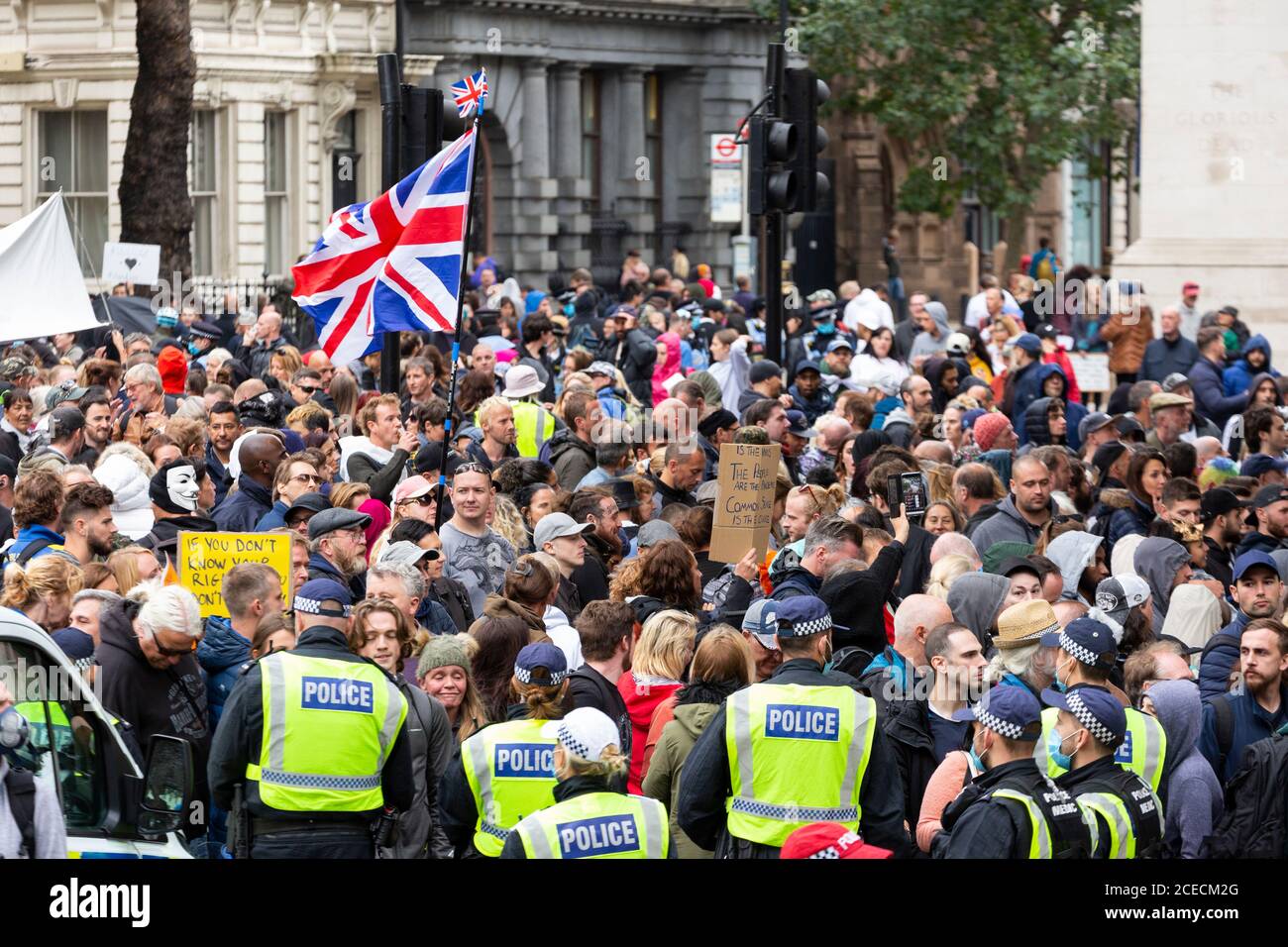 Massen von Demonstranten bei einer Anti-Lockdown-Demonstration, Whitehall, London, 29. August 2020 Stockfoto