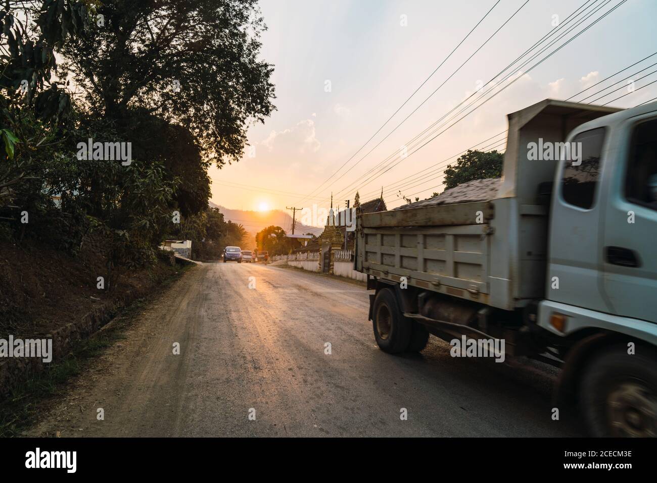 LKW mit Sand auf der Straße Stockfoto