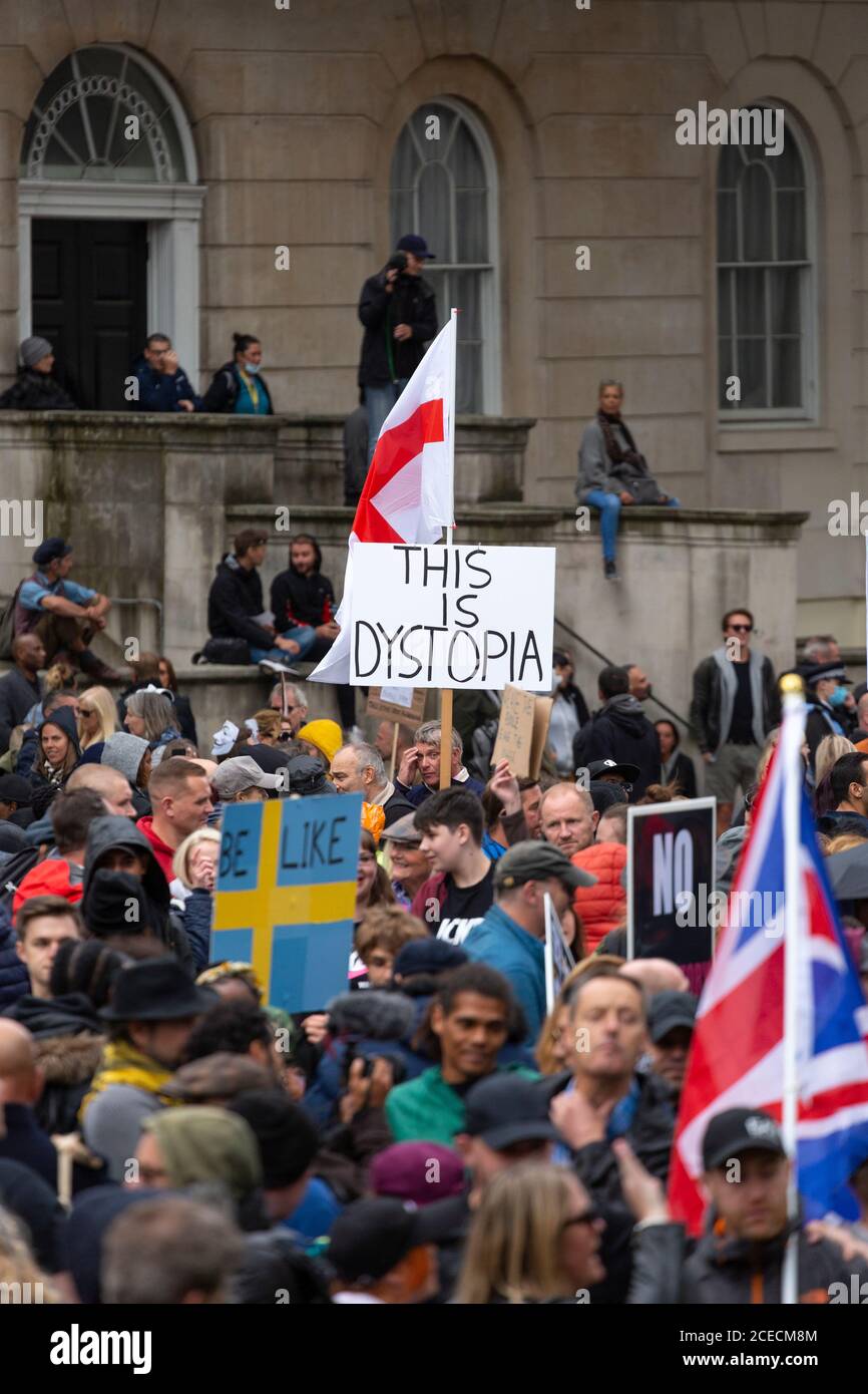 Massen von Demonstranten bei einer Anti-Lockdown-Demonstration, Whitehall, London, 29. August 2020 Stockfoto