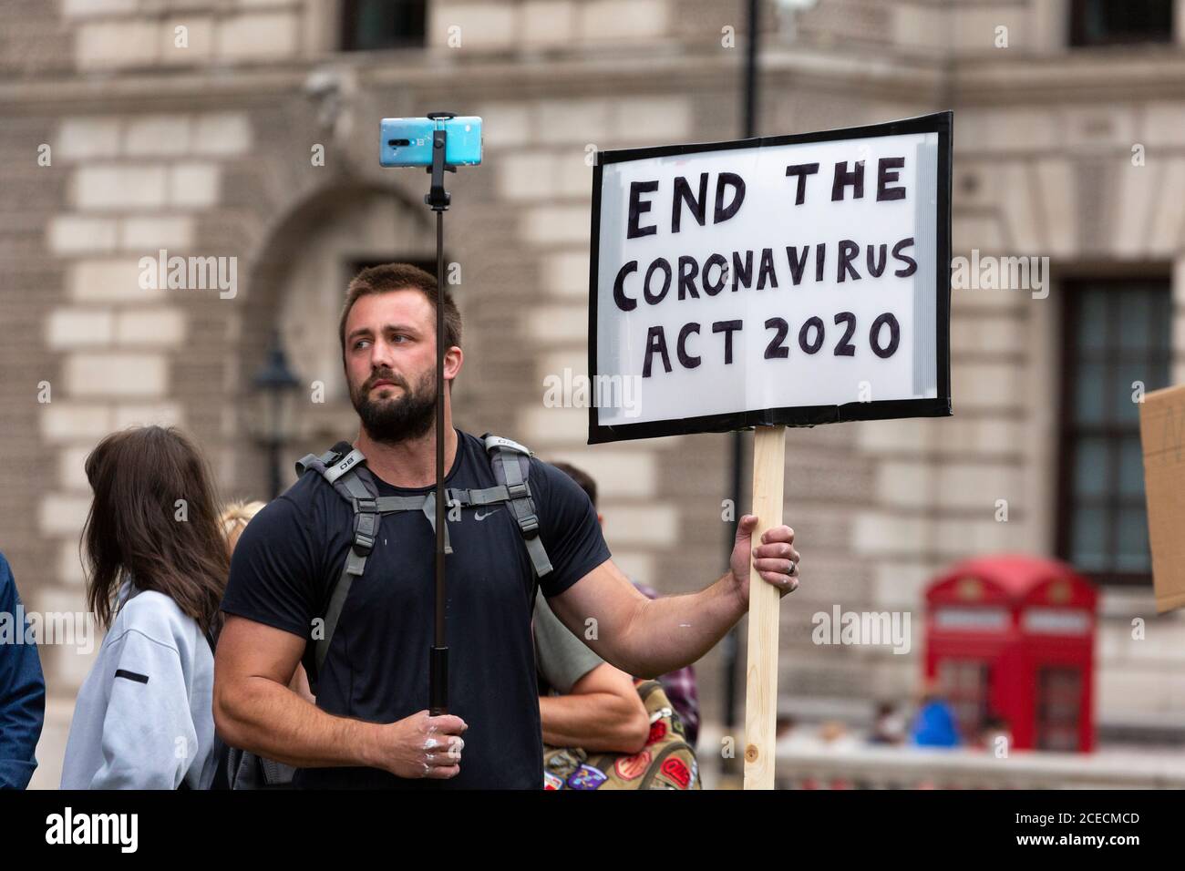 Protestierende halten Schild bei Anti-Lockdown Demonstration, Whitehall, London, 29. August 2020 Stockfoto
