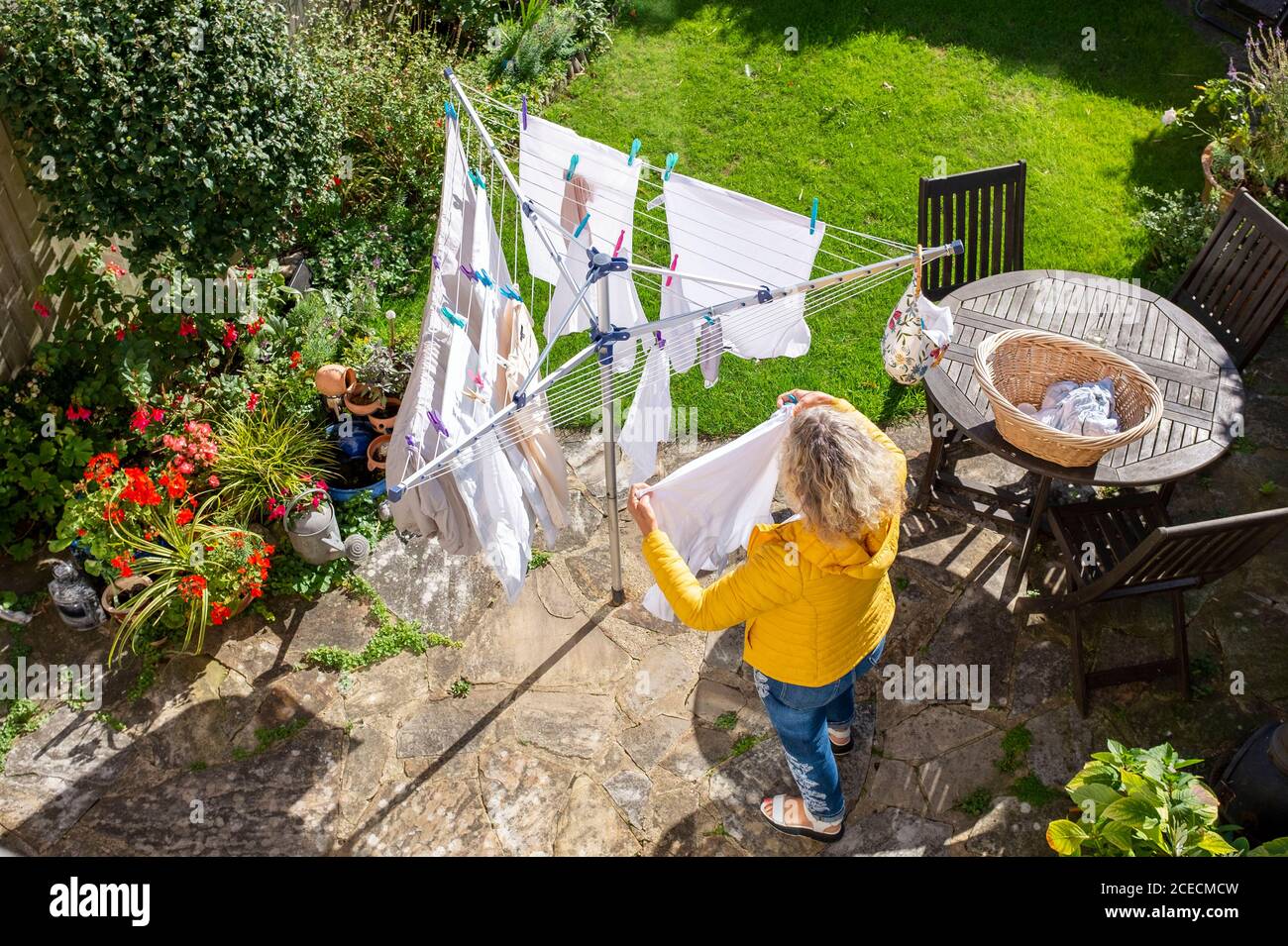 Frau hängt ihre Wäsche an der Drehtrockner-Wäscheleine ab In einem kleinen  Gartenhaus in Brighton Stockfotografie - Alamy