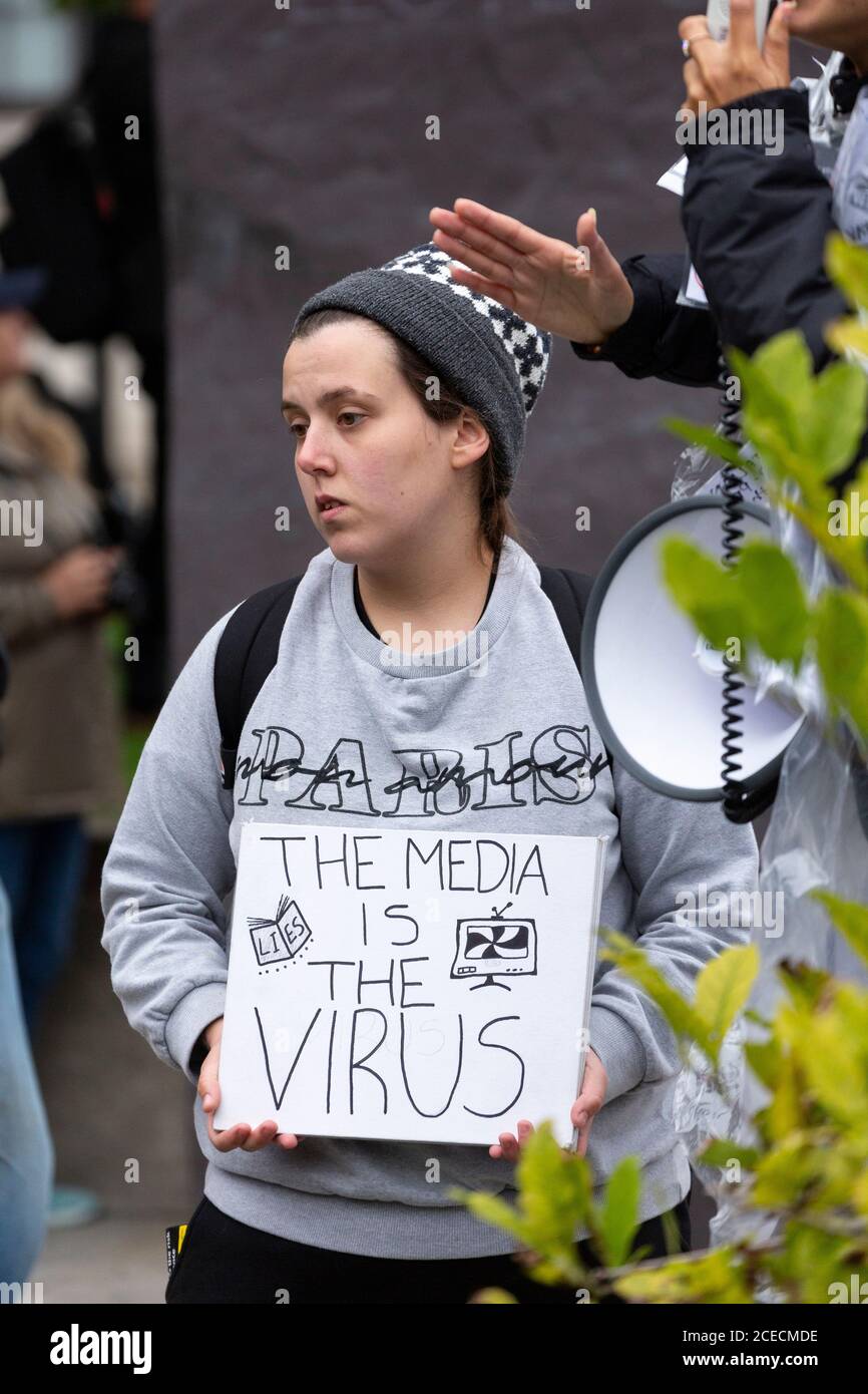 Protestierende halten Schild bei Anti-Lockdown Demonstration, Whitehall, London, 29. August 2020 Stockfoto