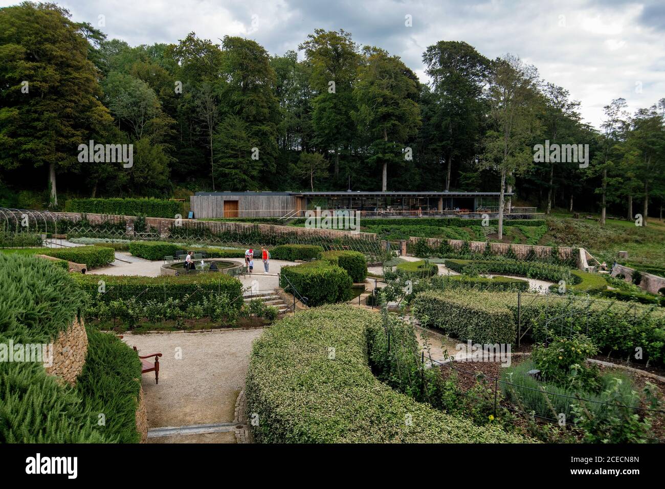 The Garden Cafe mit Blick auf den Parabola Walled Garden im restaurierten Garten und Hotel "The Newt in Somerset", Bruton, England, Großbritannien. Stockfoto