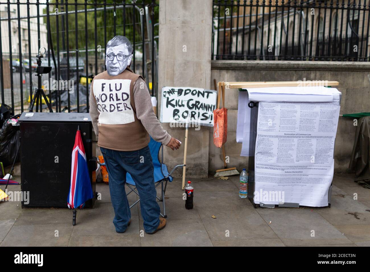 Protestierende in Bill Gates Maske bei Anti-Lockdown Demonstration, Whitehall, London, 29. August 2020 Stockfoto