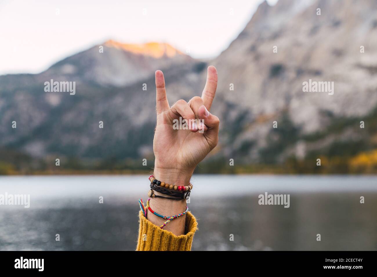 Ernte Hand des Menschen mit Teufelshörner Geste in der Nähe von Wasser Von Mammoth Seen und Bergen Stockfoto
