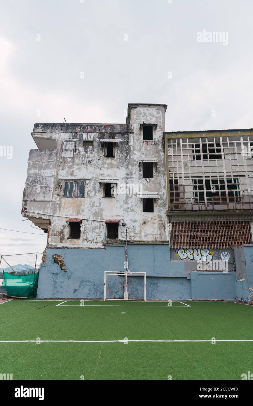 Außenansicht eines verlassenen alten Gebäudes über dem grünen Sportplatz in Panama-Stadt Stockfoto