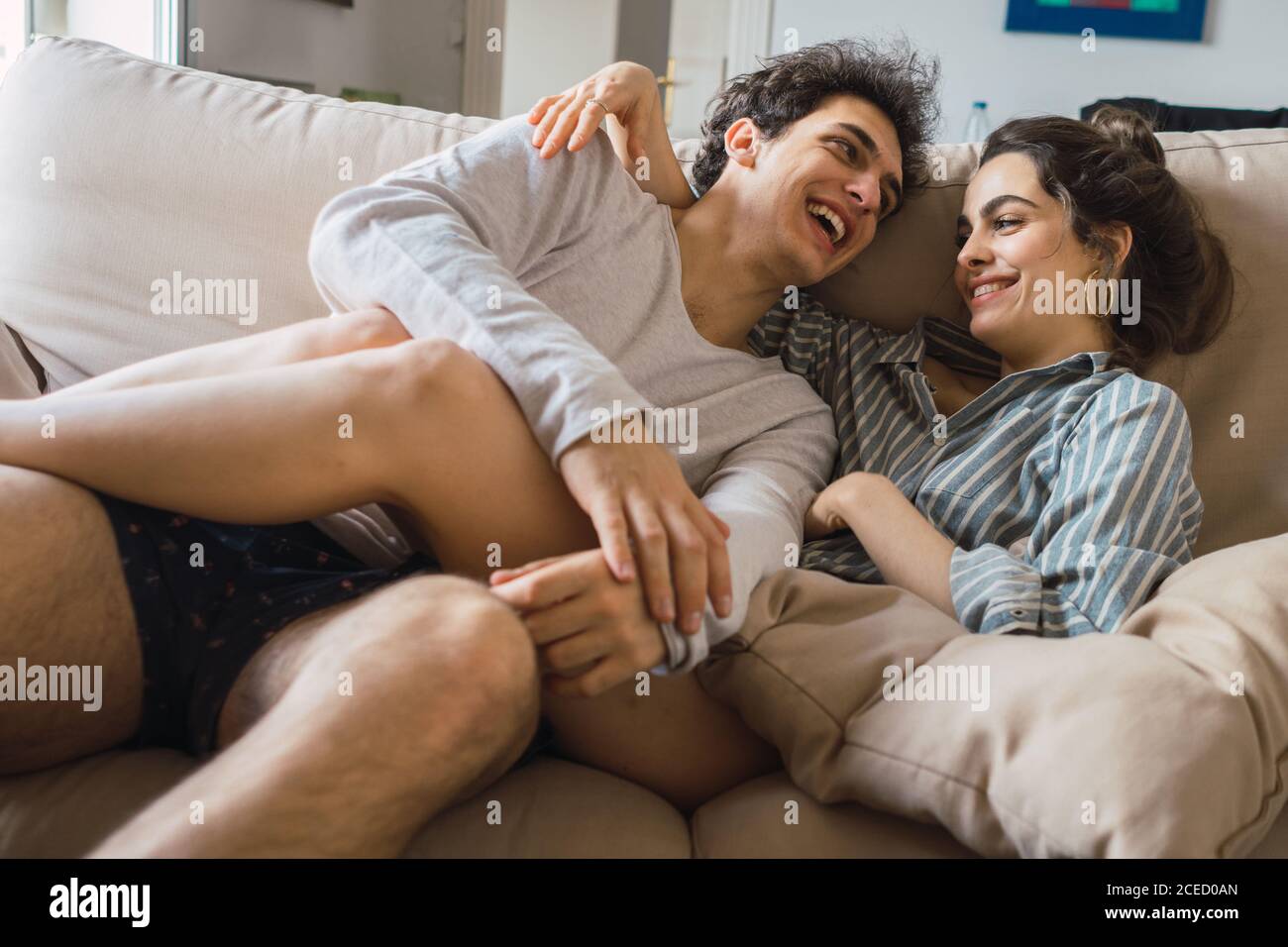 Fröhliches Paar mit Spaß auf der Couch Stockfoto