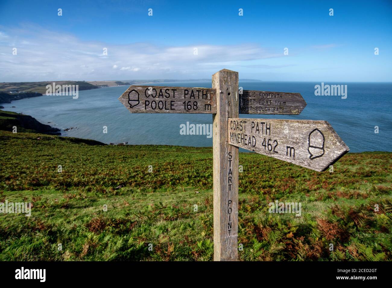 Ein Südwestküsten-Wegweiser am Startpunkt in South Devon. Stockfoto