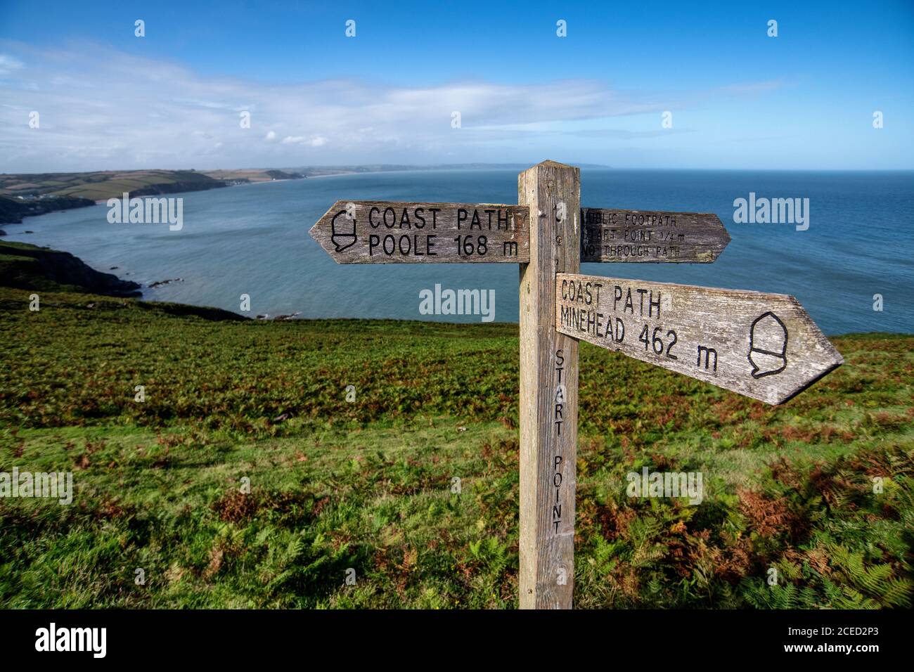 Ein Südwestküsten-Wegweiser am Startpunkt in South Devon. Stockfoto