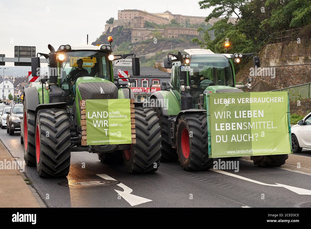 Koblenz, Deutschland. September 2020. Bauern blockieren die Zufahrtsstraßen mit Traktoren während der Hauptverkehrszeit. Viele Bauern fuhren am Dienstag früh morgens mit ihren Traktoren in die Rhein-Mosel-Stadt, hupten und verlängerten mit ihrem Protest gegen die EU-Agrarpolitik die Staus der Rush Hour. Quelle: Thomas Frey/dpa/Alamy Live News Stockfoto