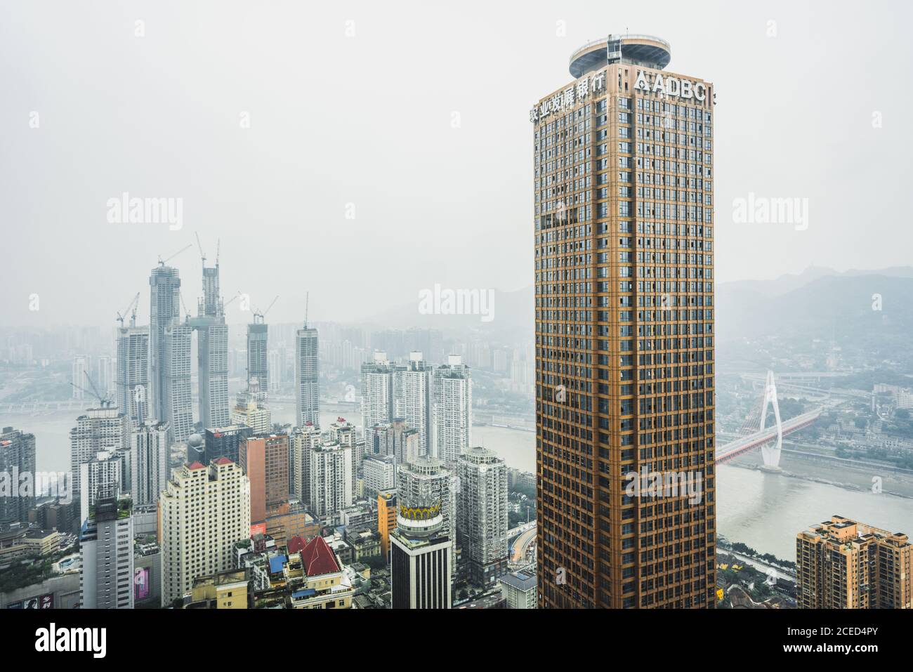 Luftaufnahme des Hochhauses Wolkenkratzer in der Infrastruktur der riesigen Industriemetropole Chongqing in Dunst, China Stockfoto