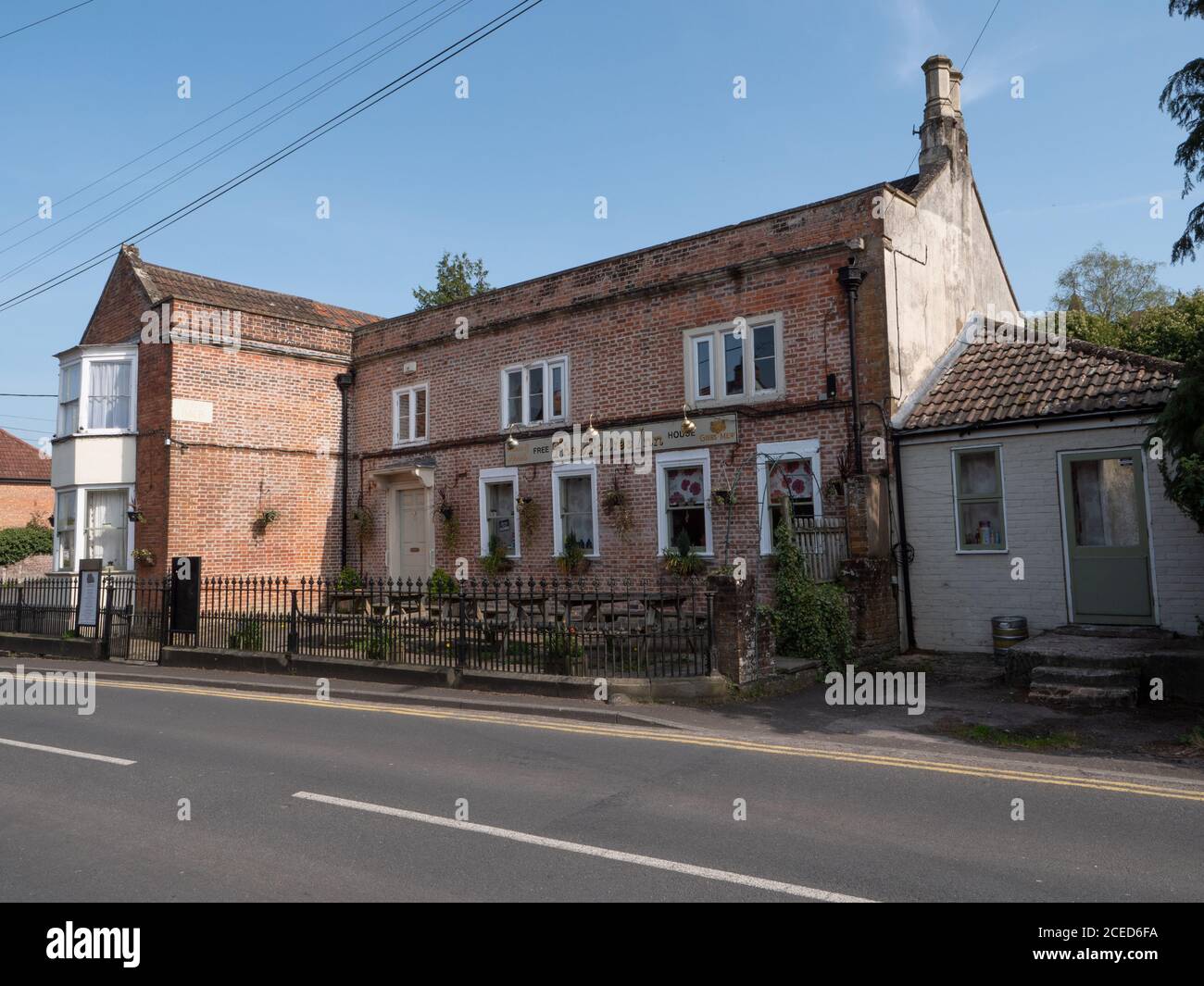 Das Hollies Inn öffentliches Haus in Westbury Leigh, Wiltshire, Großbritannien. Stockfoto