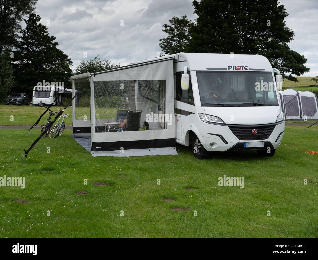 Pilote Wohnmobil an einem langweiligen Tag auf einem Campingplatz in Scarborough, Yorkshire, Großbritannien geparkt Stockfoto