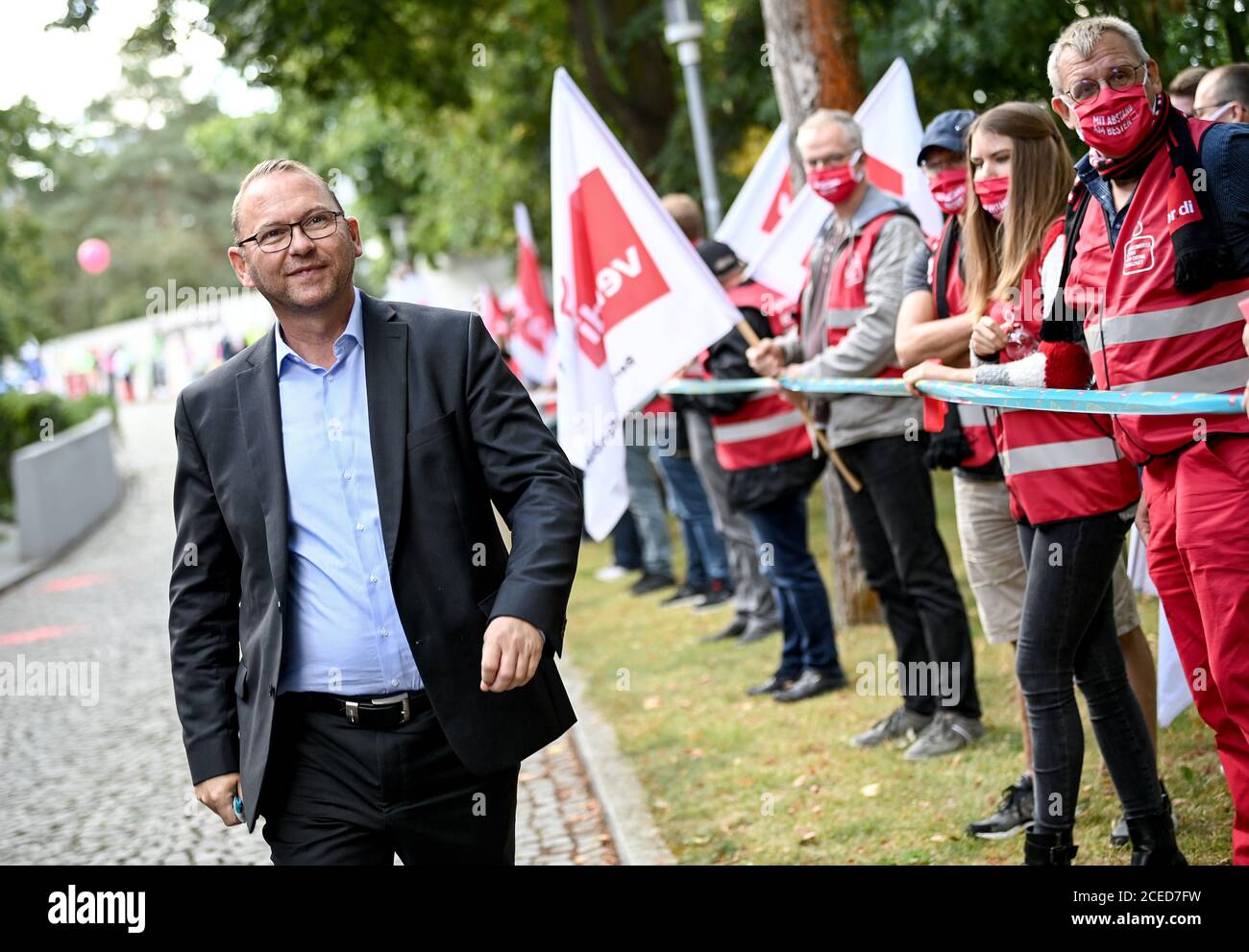 Potsdam, Deutschland. September 2020. Frank Werneke, Vorsitzender von Verdi, kommt zum Start der Tarifverhandlungen 2020 im öffentlichen Sektor auf Bundes- und kommunaler Ebene. Quelle: Britta Pedersen/dpa-Zentralbild/dpa/Alamy Live News Stockfoto