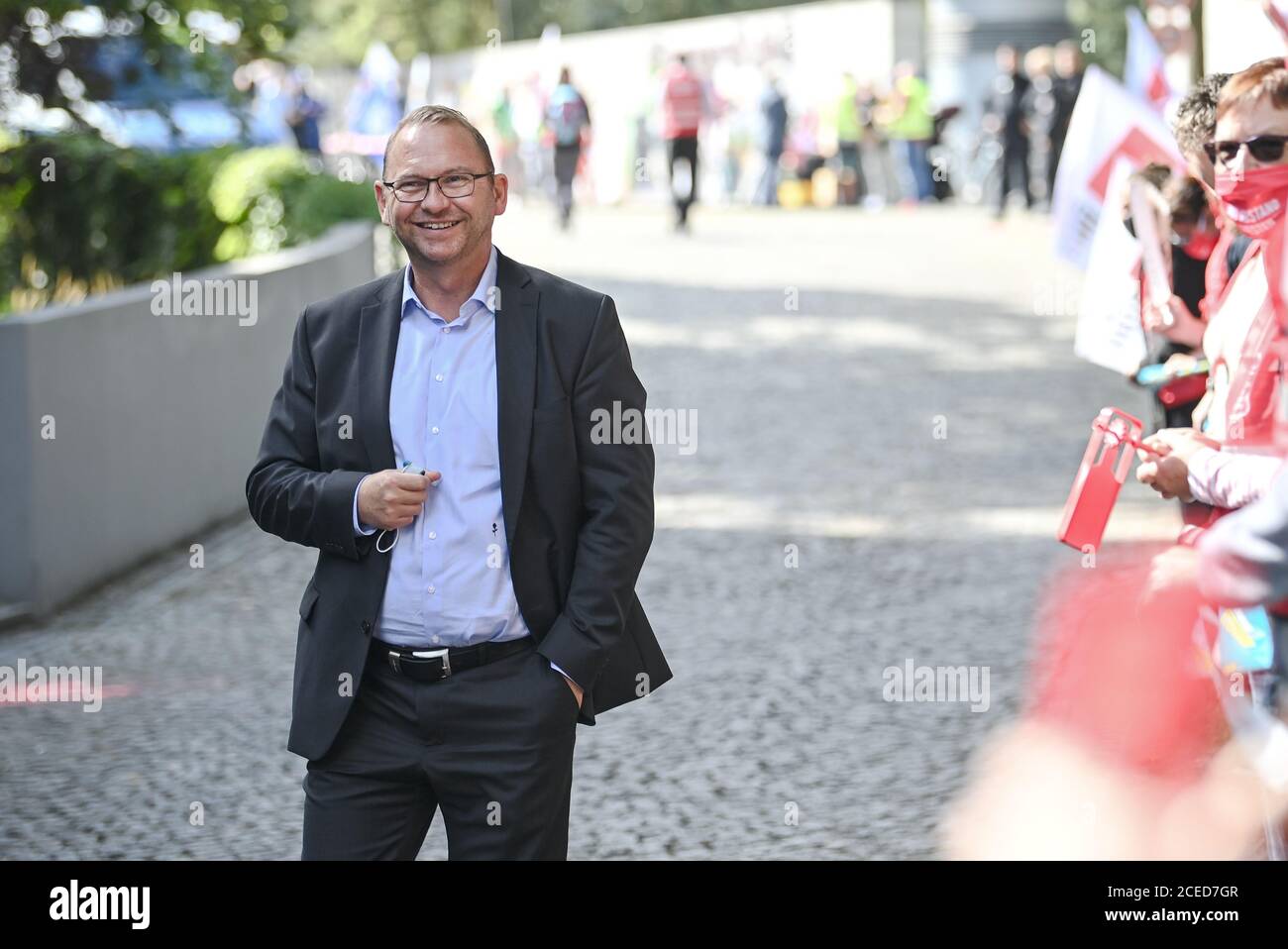 Potsdam, Deutschland. September 2020. Frank Werneke, Vorsitzender von Verdi, kommt zum Start der Tarifverhandlungen 2020 im öffentlichen Sektor auf Bundes- und kommunaler Ebene. Quelle: Britta Pedersen/dpa-Zentralbild/dpa/Alamy Live News Stockfoto