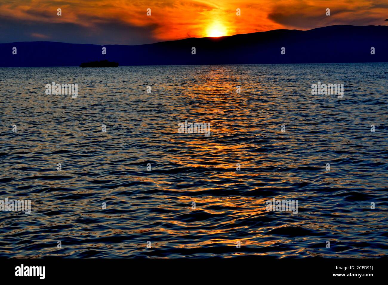 Lebhafter Sonnenuntergang auf der Insel Olchon, Baikalsee, Russland Stockfoto